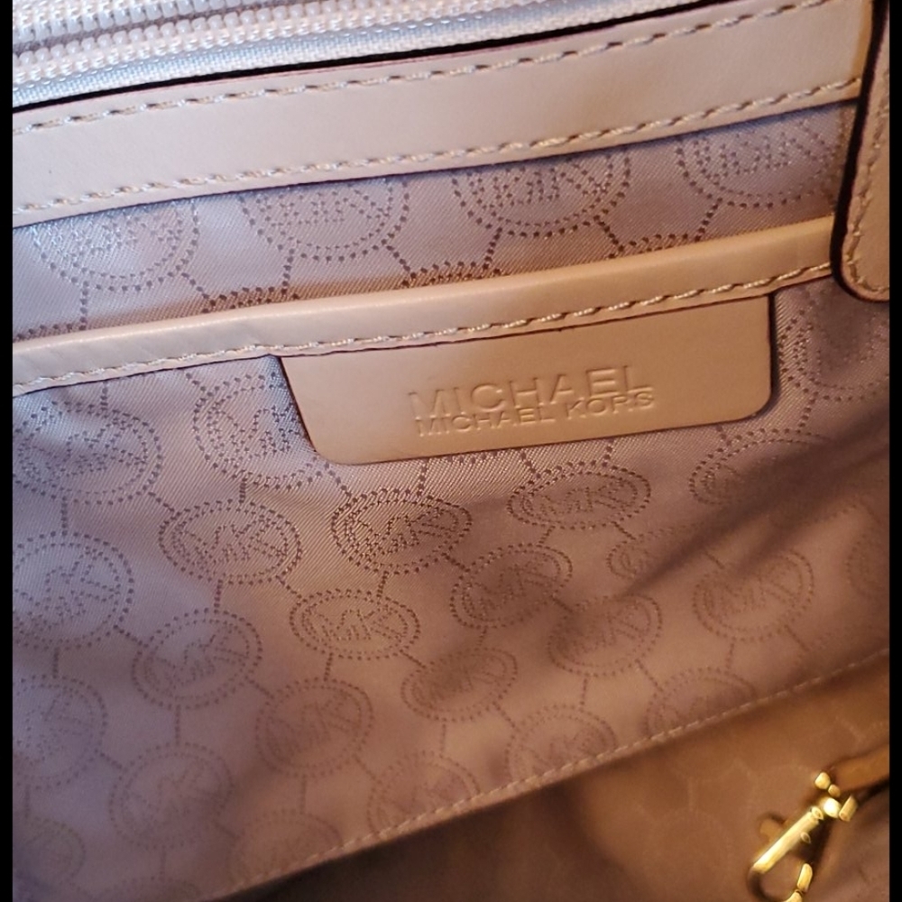Michael Kors Jet Set Signature Tote - Picture 15 of 16